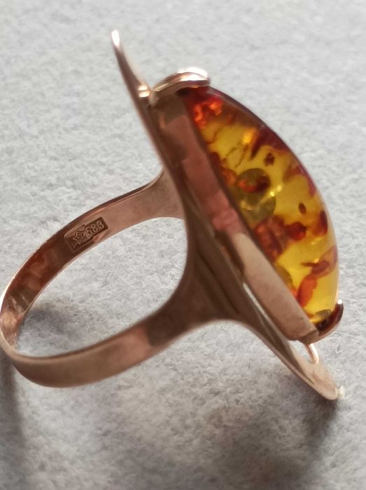 Златен пръстен с кехлибар