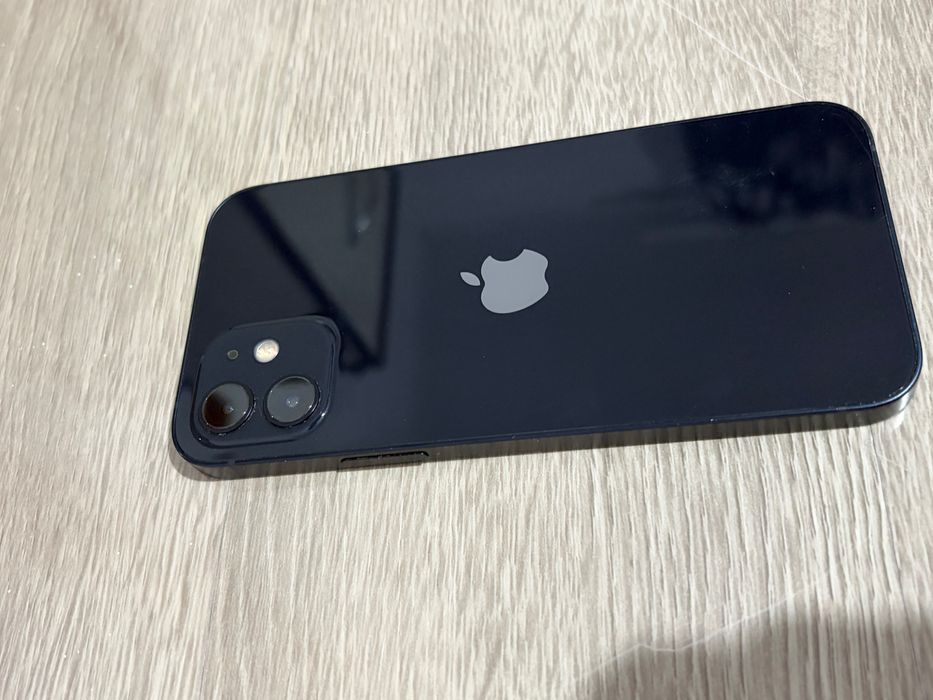 Vand iPhone 12 simplu