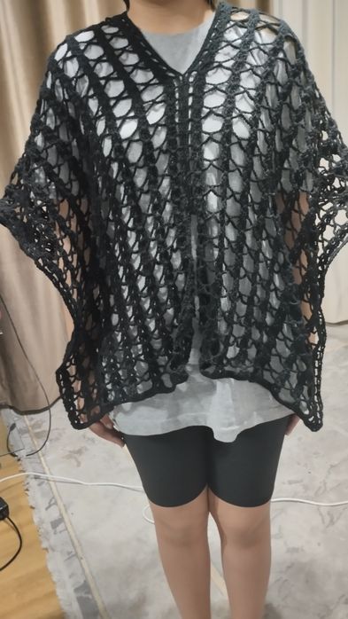 Модная ручного вязания накидка