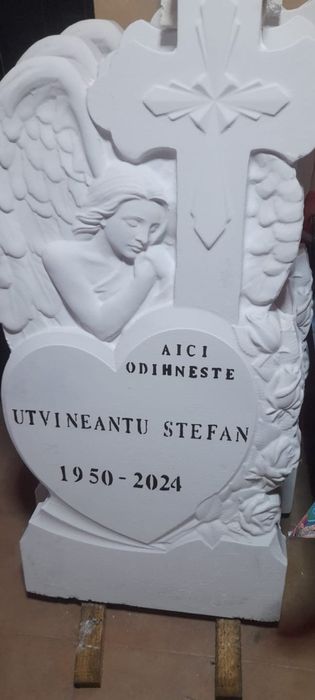 cruce din beton cu scris inclus