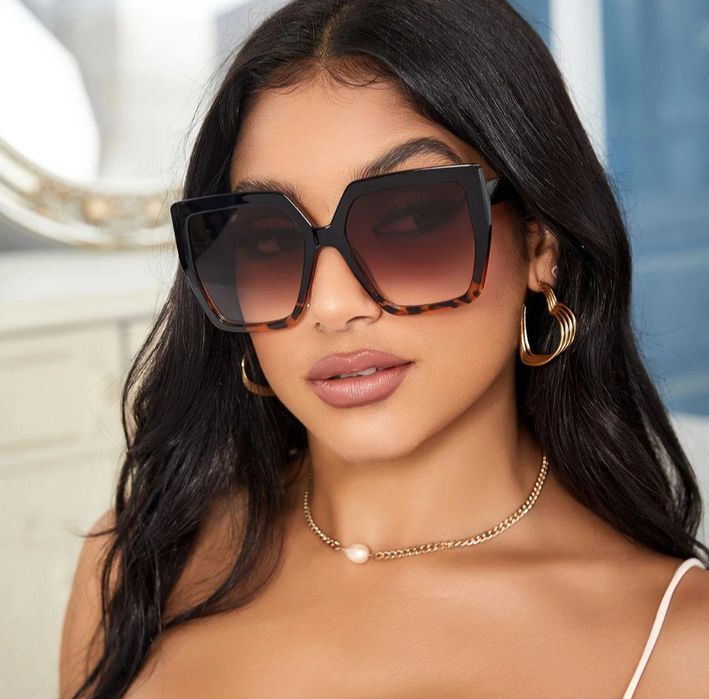 Очки солнцезащитные.