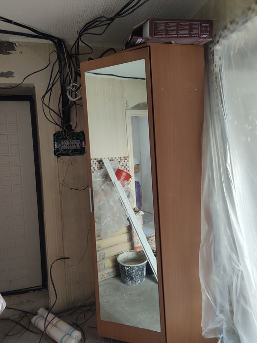 Шкаф угловой срочно продам