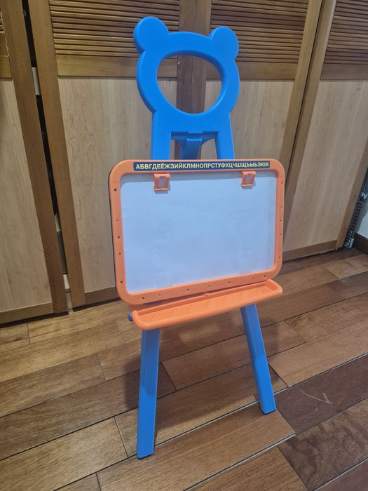 Мольберт, доска для рисования.