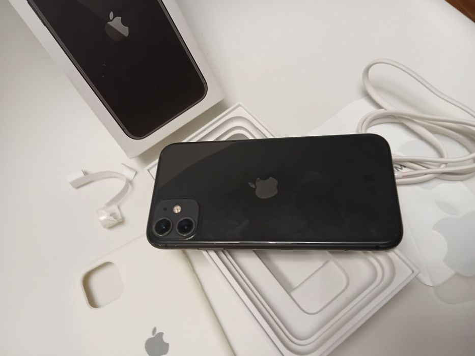 iPhone 11 с документами.