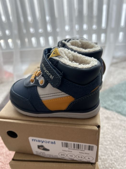 Обувки за бебе 19-21 номер Mayoral нови