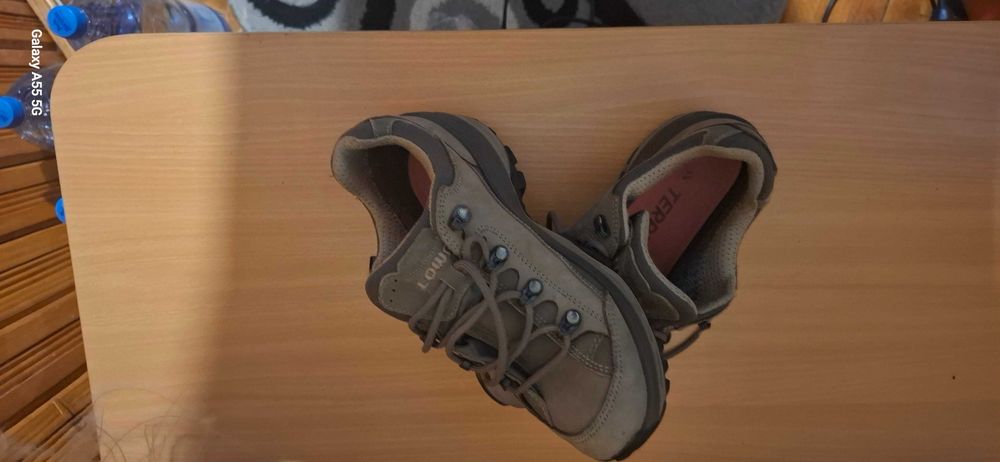 GHETE LOWA   NR 37'5 .se vind pentru ca sint prea mari.