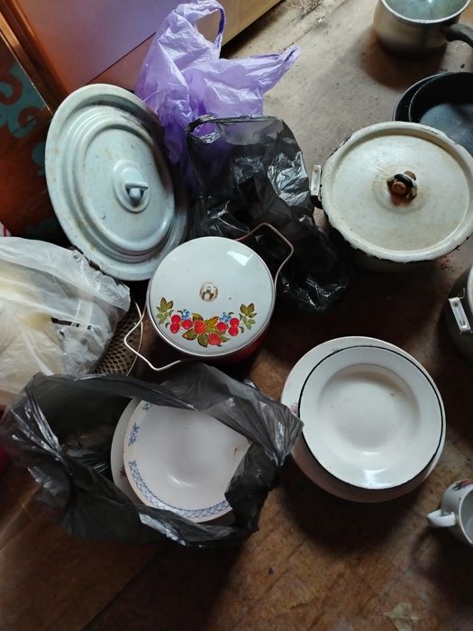 Подушки и посуда советская