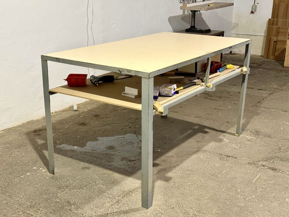 Vând masă de lucru