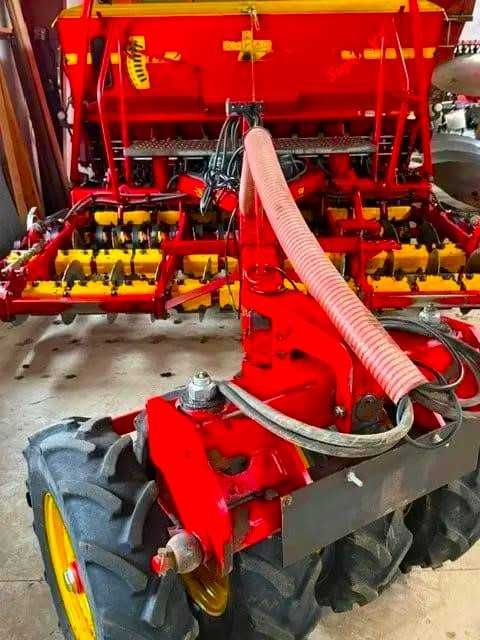 Semanatoare Vaderstad Rapid 300 C cu pregatire pe discuri + FERTILIZARE an 2016 ca Noua Amazone Monosem Gaspardo John Deere Case Claas New holland