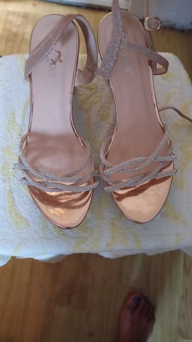 Buna dragi mei vând sandalute