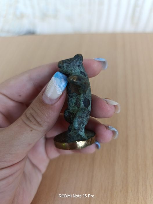 Рядка бронзова фигура на мече