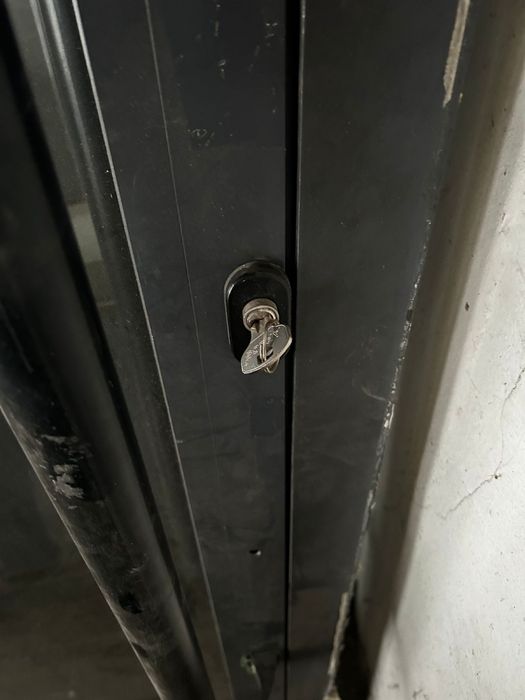 Продам алюминиевую стеклянную дверь