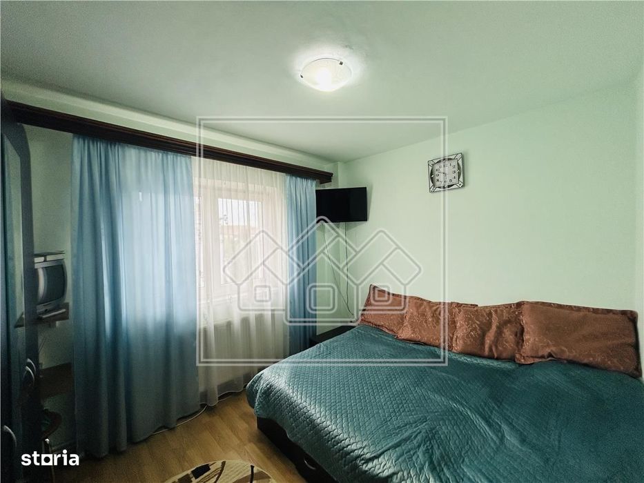 Ap decomandat, cu 2 camere, balcon, etaj intermediar - M. Viteazu
