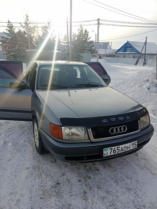 Автомобиль ауди серый