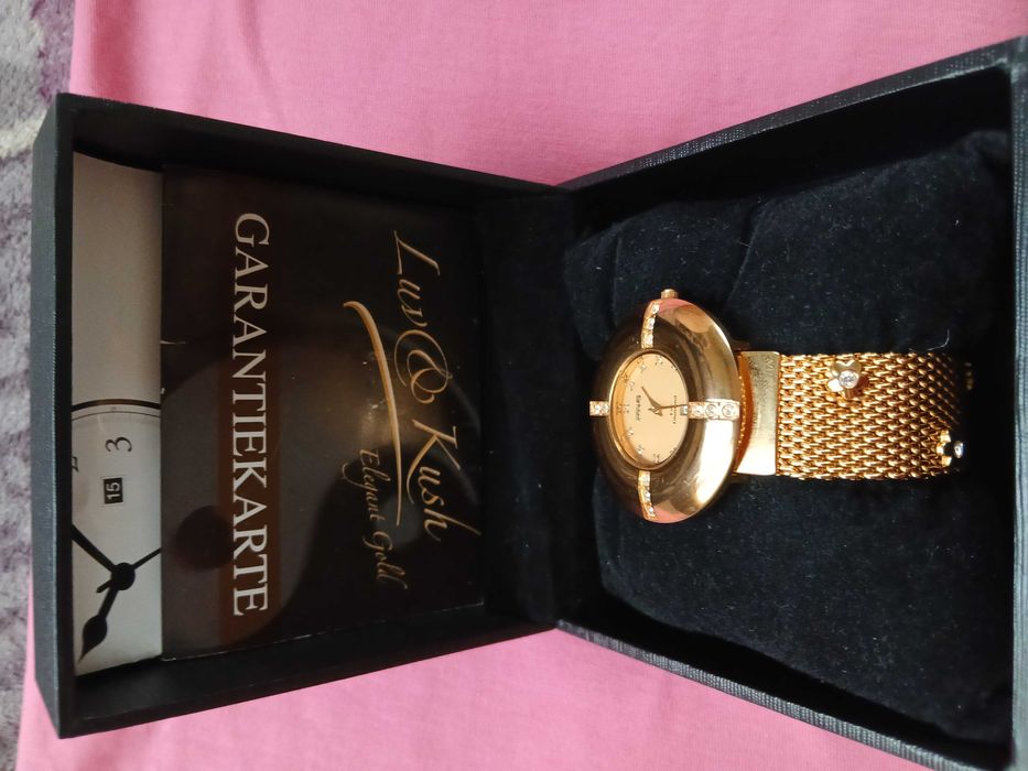 Елегантен позлатен часовник Luv & Kush