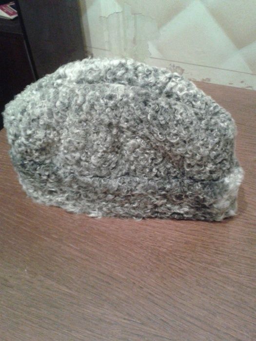 Vand caciuli astrahan negre si gri