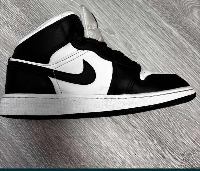 Jordan 1 mid hologram