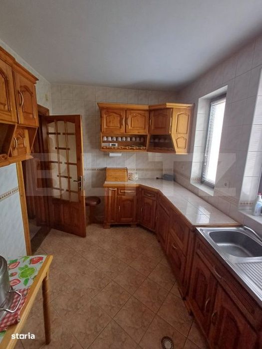 Vila de vanzare, 310 mp, teren 698 mp, zona Burdujeni