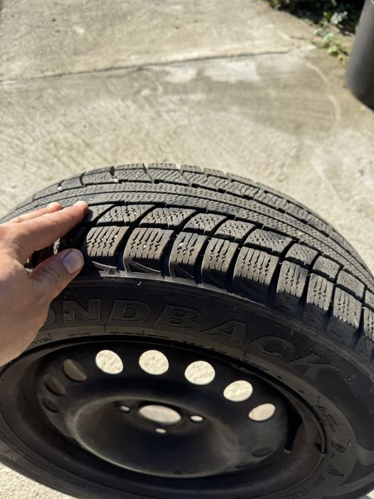 Vand 3 anvelope cu janta tabla