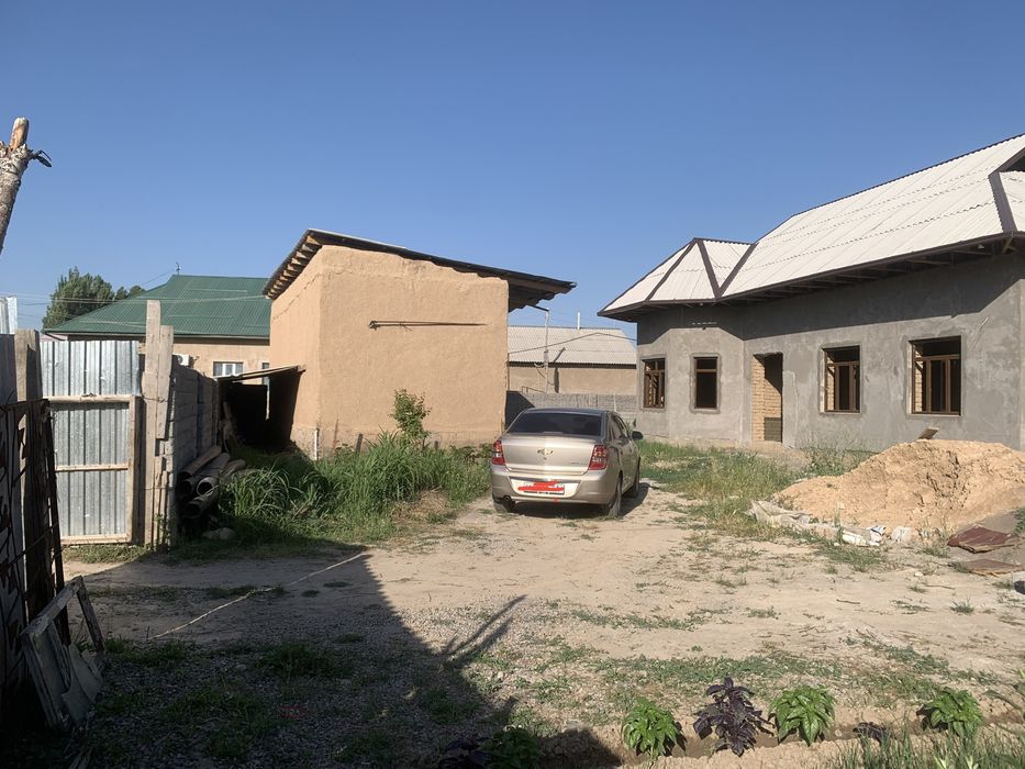 Uy sotiladi Uchastka yangi qurilgan uy