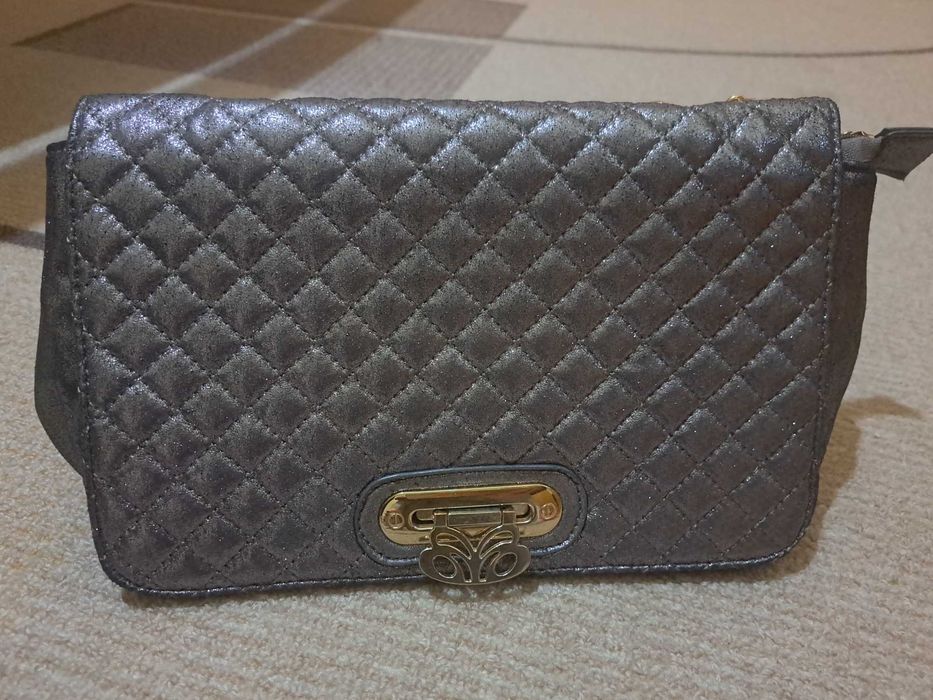 Дамска чанта с металически ефект