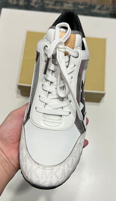 Продам кроссовки