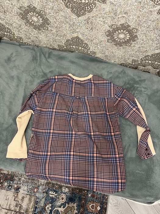 кофта с интересным принтом