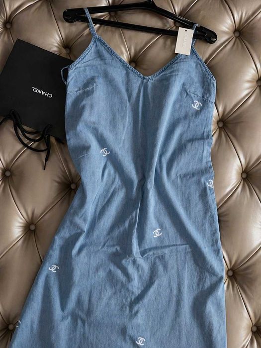 дънкова дълга рокля на шанел chanel уникална модерна с тънки презрамки, които се коригират