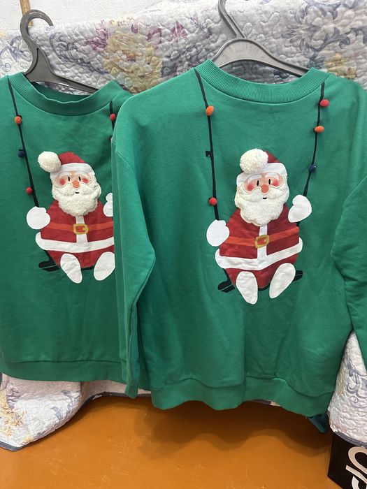 Для фотосессии кофты толстовки , зеленые цвет яркии