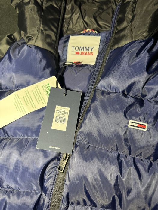 Tommy Hilfiger geaca  iarna  puf gluga marimea M model 2024  originala