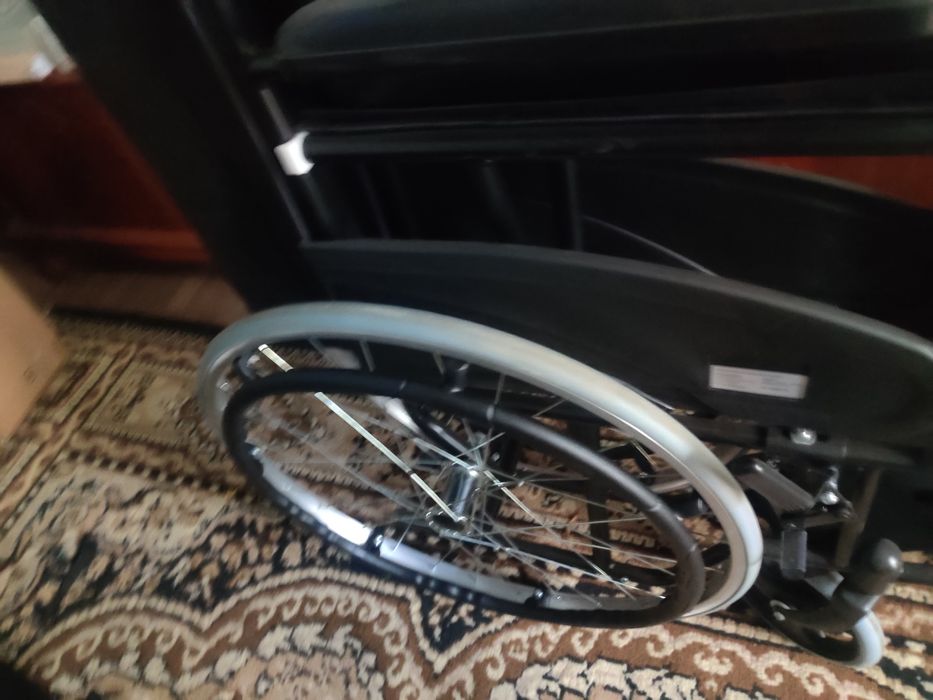 carucior cadru metalic pentru persoane cu nevoi speciale