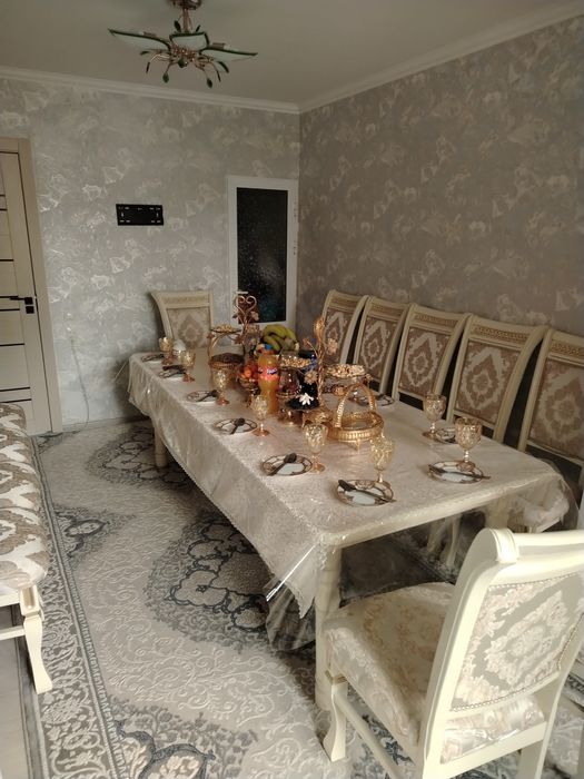 Стол стулья в отличном состояний