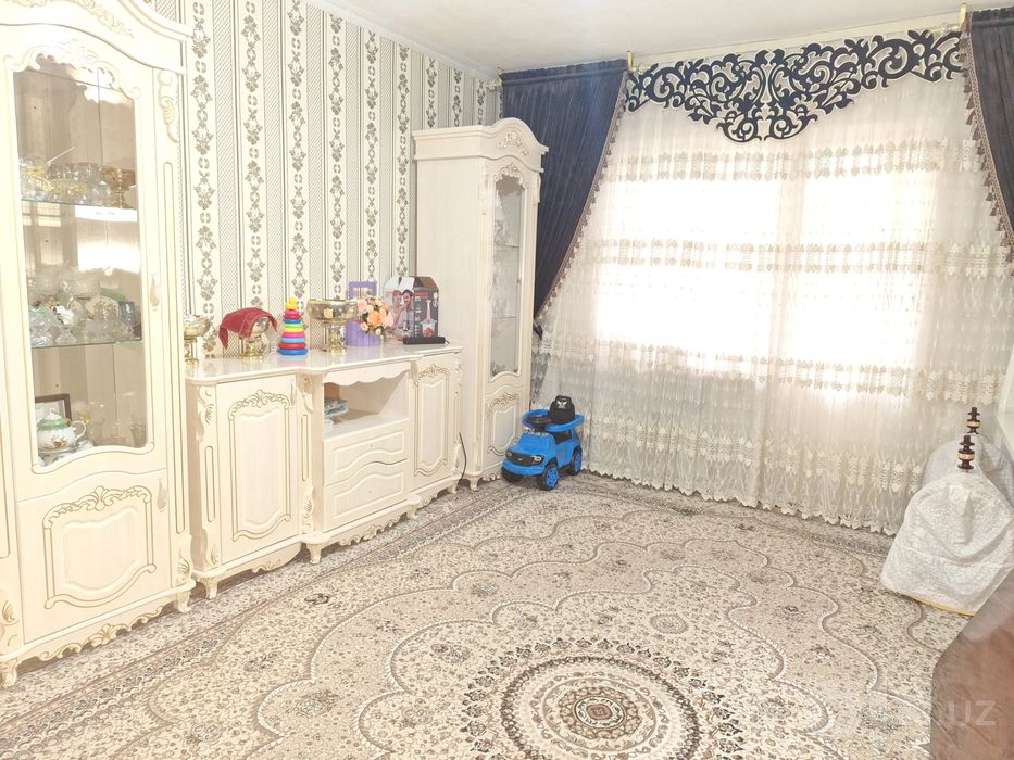 Yahshi locatsada, yonida maktab bog'cha, metro 1 km, kadastr bor