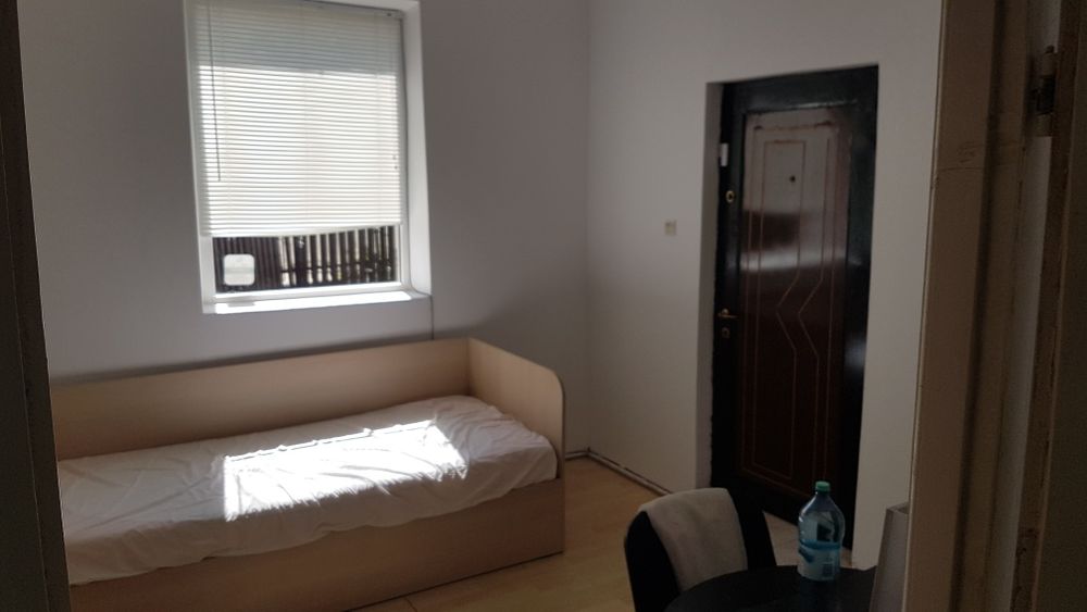 Casa din caramida si curte