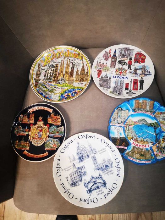 Сувенирные тарелки.