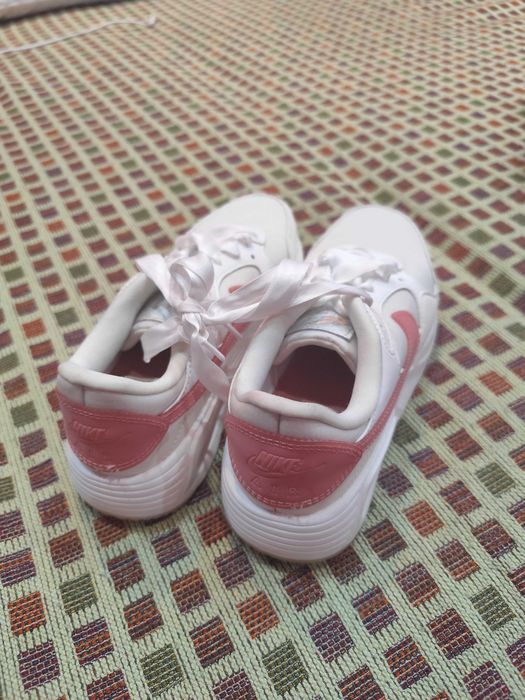 Adidași Nike noi