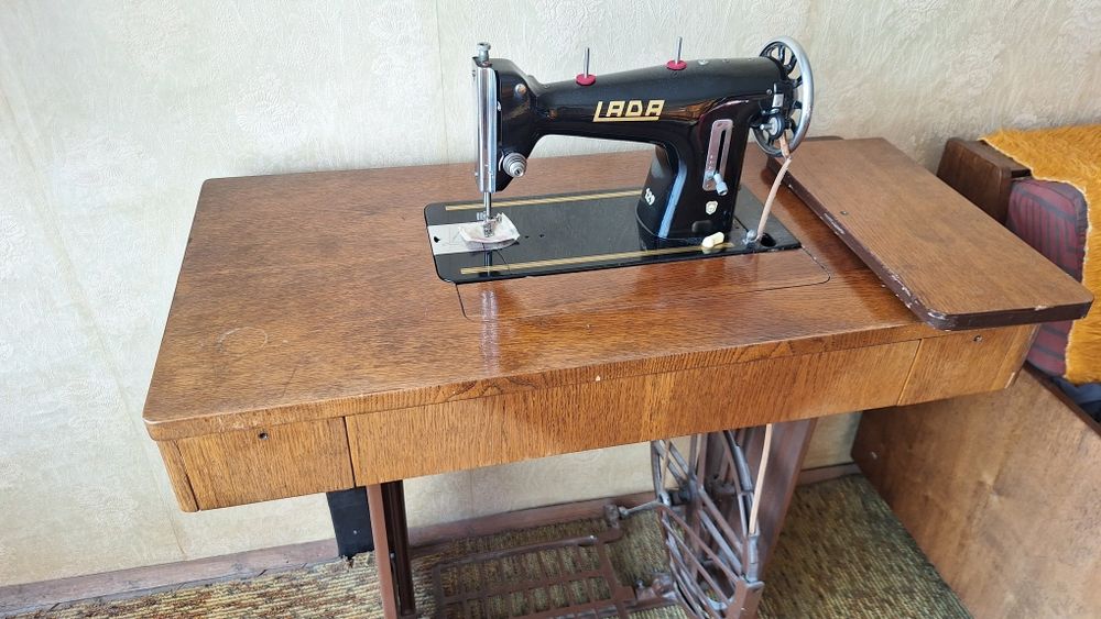 Ретро шевна машина Lada 129