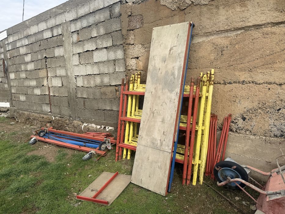 Леса с колесами лехкии