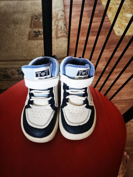 Продам ботинки для мальчика 27 размер