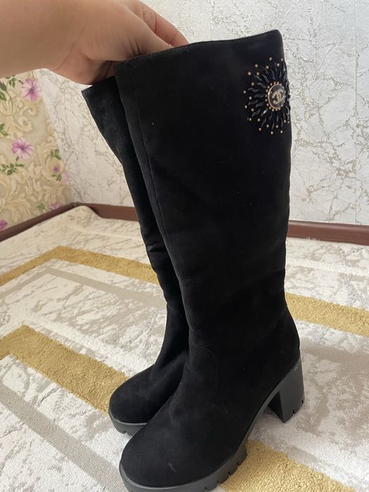 Аяқ киімдер сатылады