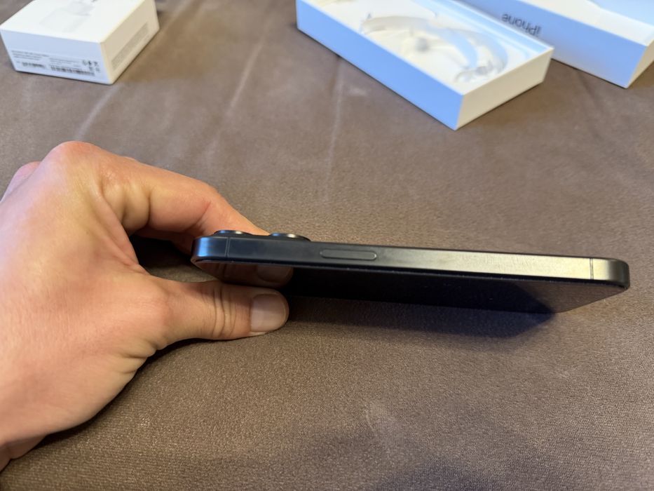 Продавам Iphone 15 pro 256GB black titanium