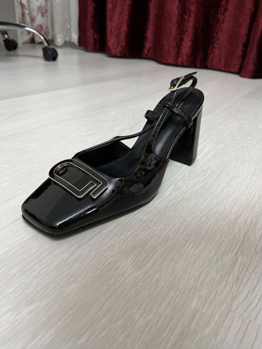 Оригинальтые туфли на каблуках Зара.