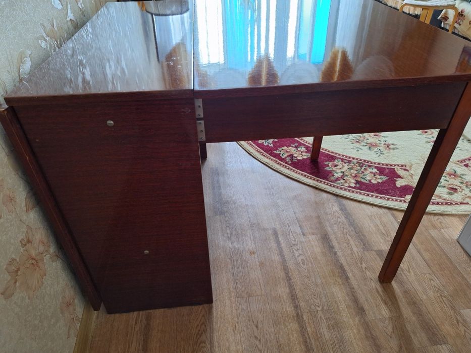 Стол - тумба полированная