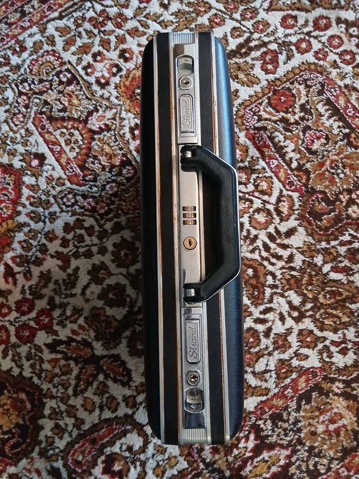 Кожен куфар заключващ се с код и ключ