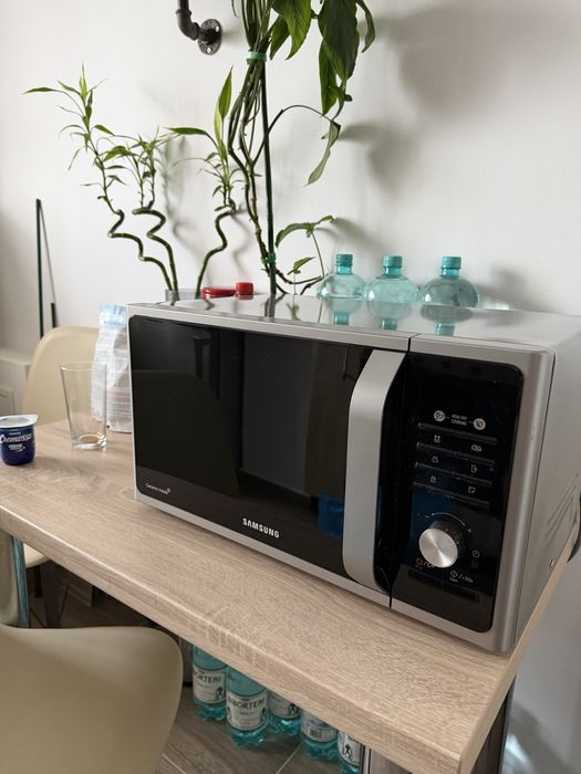 Samsung MS23F301TAS cuptor cu microunde argintiu in stare foarte buna