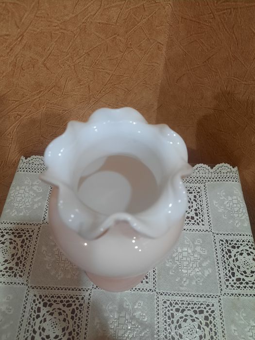 Винтажная, красивая  фигурная ваза из двухслойного молочного  стекла.