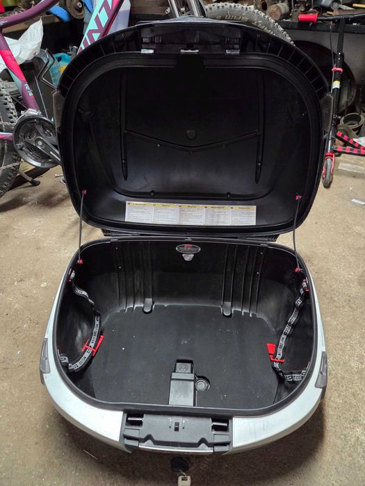 Продавам куфар за Honda Transalp. Куфарът е в добро състояние и е подходящ за модела. За повече информация — пишете на лично съобщение.