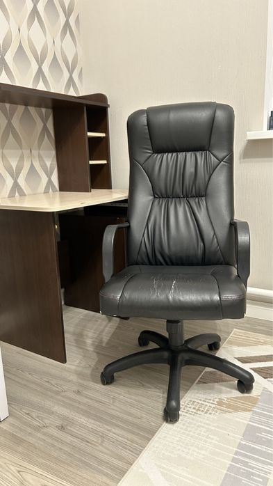 Срочно продается компьютерный стол вместе с кресло