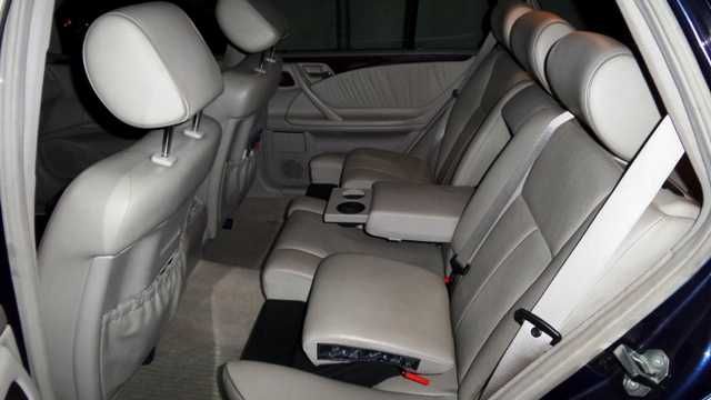 Бежово, задна щора за Mercedes-Benz, комби Е 210, запазена.