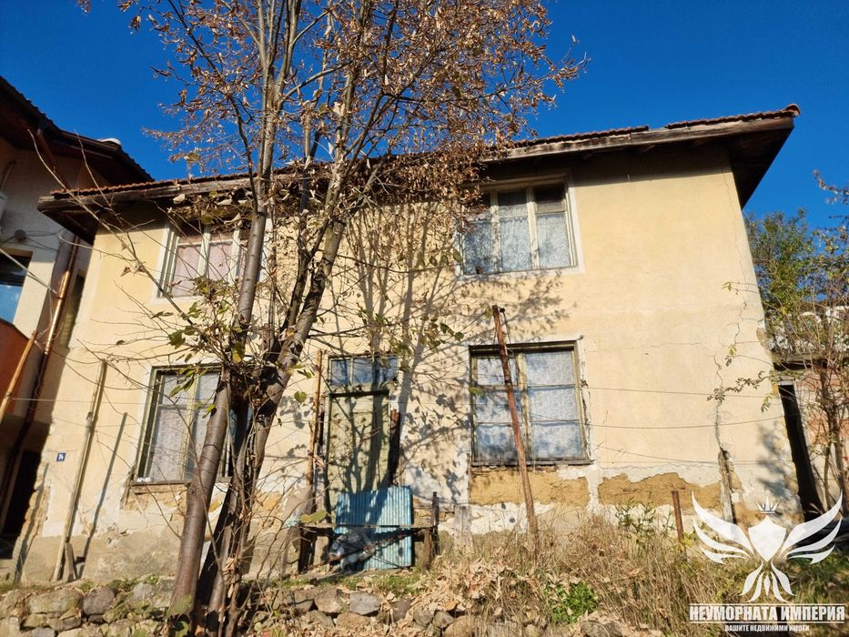 Продавам двуетажна къща с 140РЗП с двор 335кв.м. с денивелация в град Смолян,квартал Райково